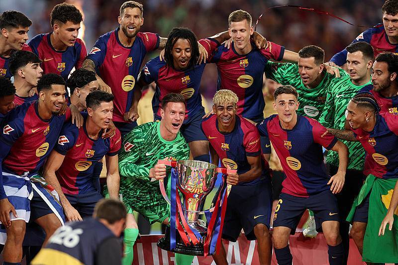 现场观看梅西杯，梅西与苏亚雷斯儿子本哈明一同观战（梅西携苏亚雷斯之子本哈明现身梅西杯看台）