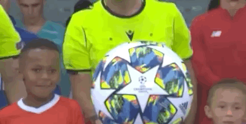 国足备战强度升级，全队深夜加练（国足加码备战，球队连夜加练）