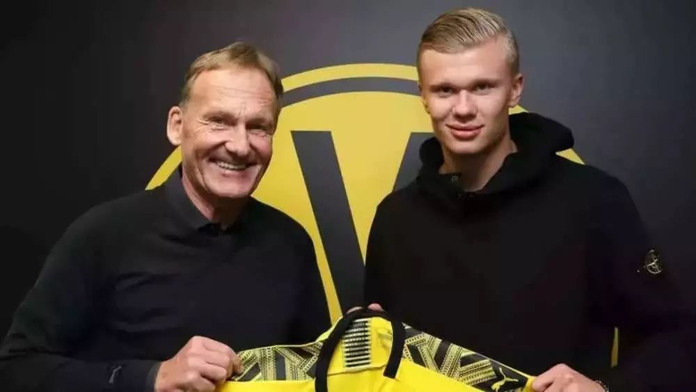 “黄袍”加身，里约热内卢基督像穿上黄潜球衣（里约基督像身披黄潜球衣）