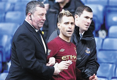 斯洛特帅位悬了？利物浦换帅传闻反转，关键战成救命稻草（斯洛特下课风波生变：利物浦否认换帅，关键一战或成转机）